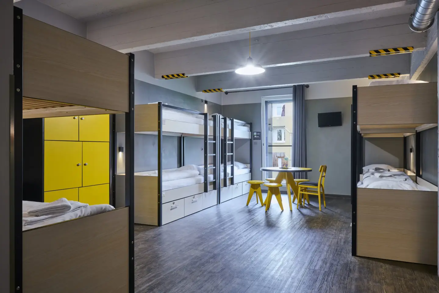 Klassenfahrt Brüssel - Mehrbettzimmer mit fünf Doppelstockbetten