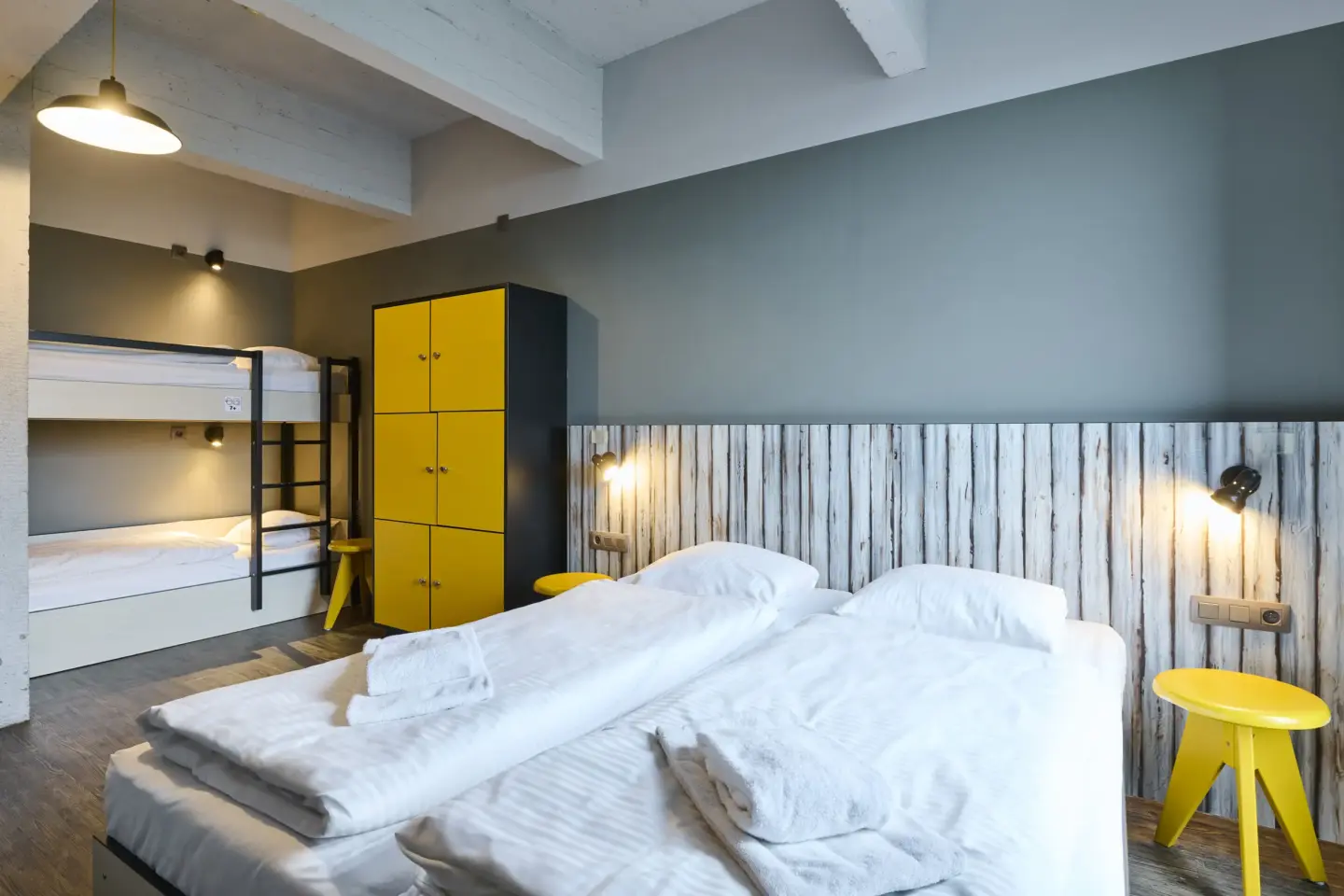 Klassenfahrt Brüssel - Vierbettzimmer mit Doppelbett und Doppelstockbett