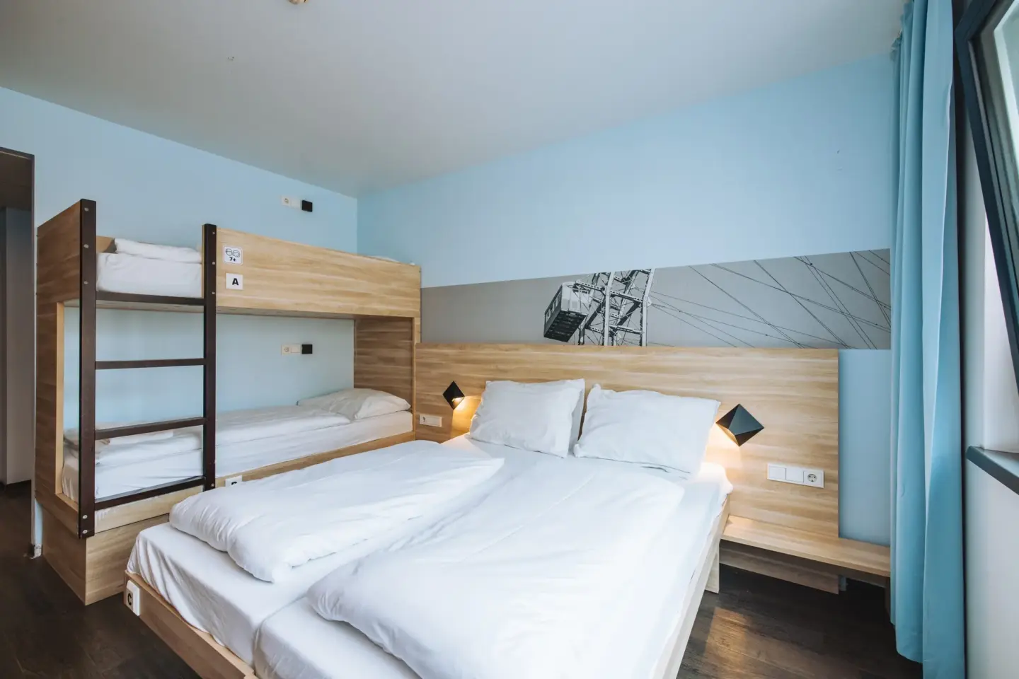 Klassenfahrt Wien - Vierbettzimmer mit Doppelbett und Doppelstockbett