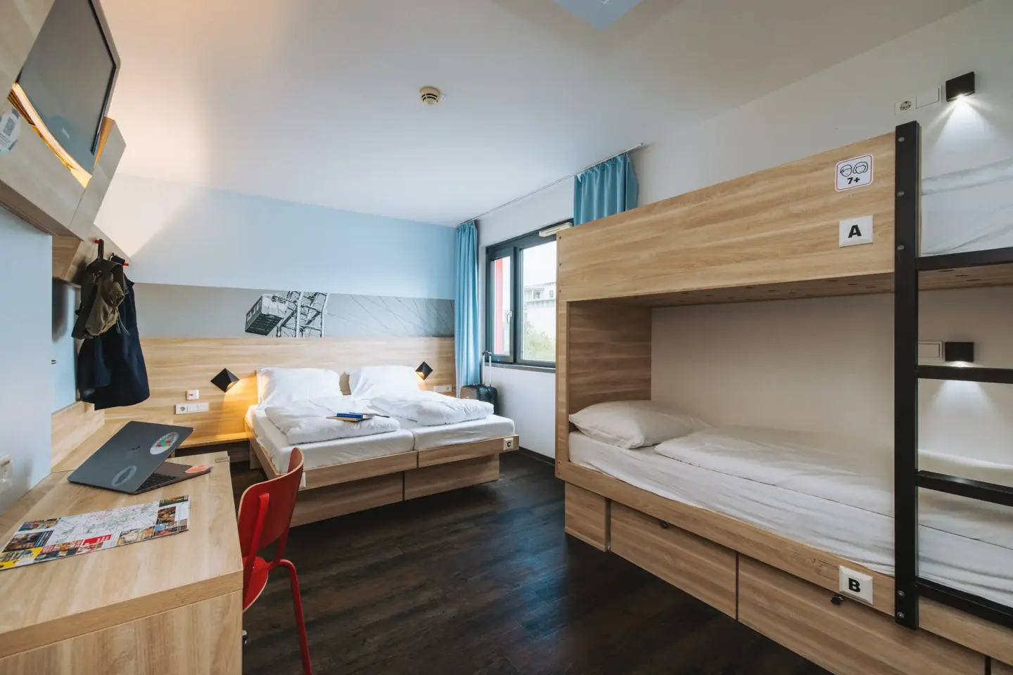 Klassenfahrt Wien - Vierbettzimmer mit Doppelbett und Doppelstockbett