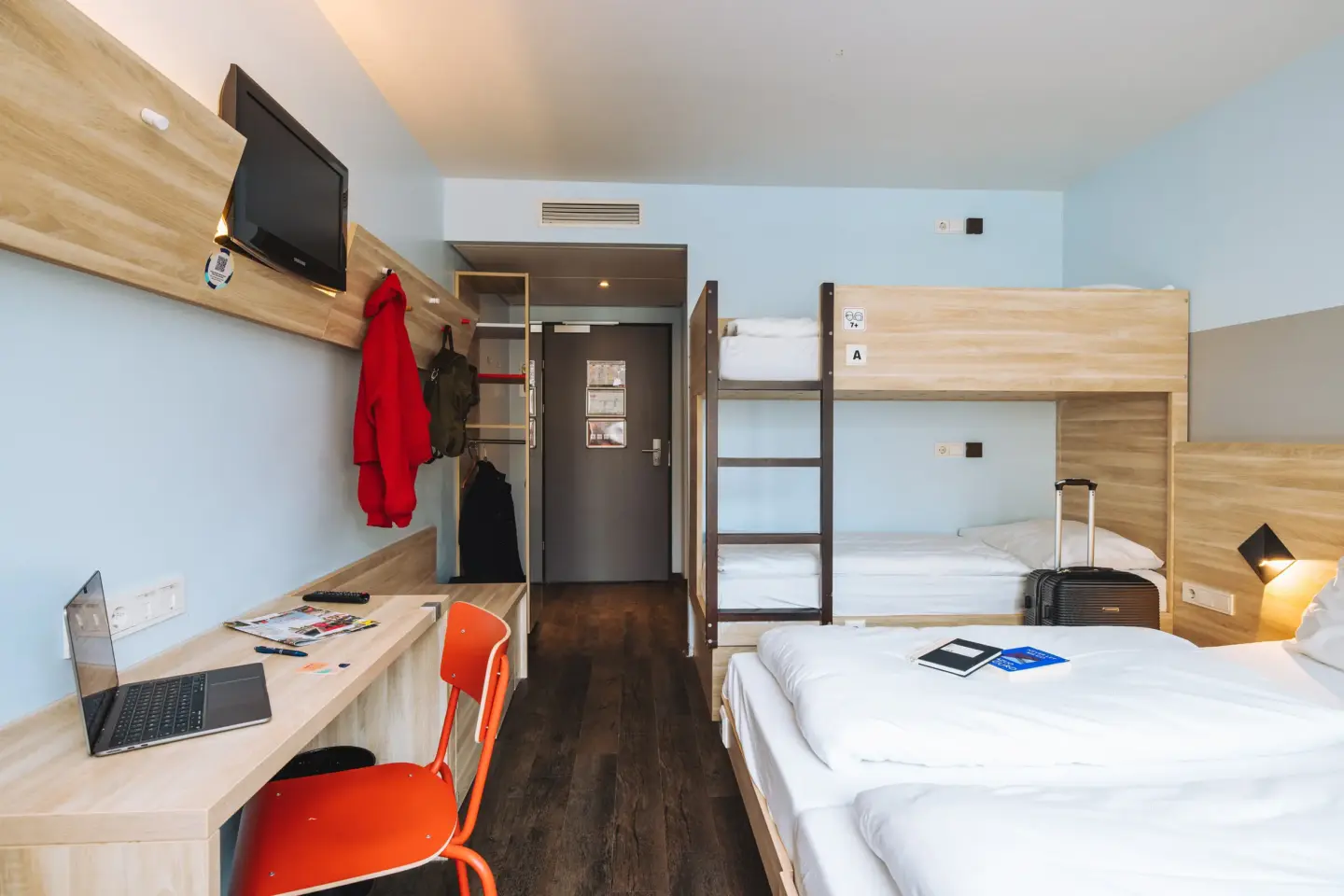 Klassenfahrt Wien - Vierbettzimmer mit Doppelbett und Doppelstockbett