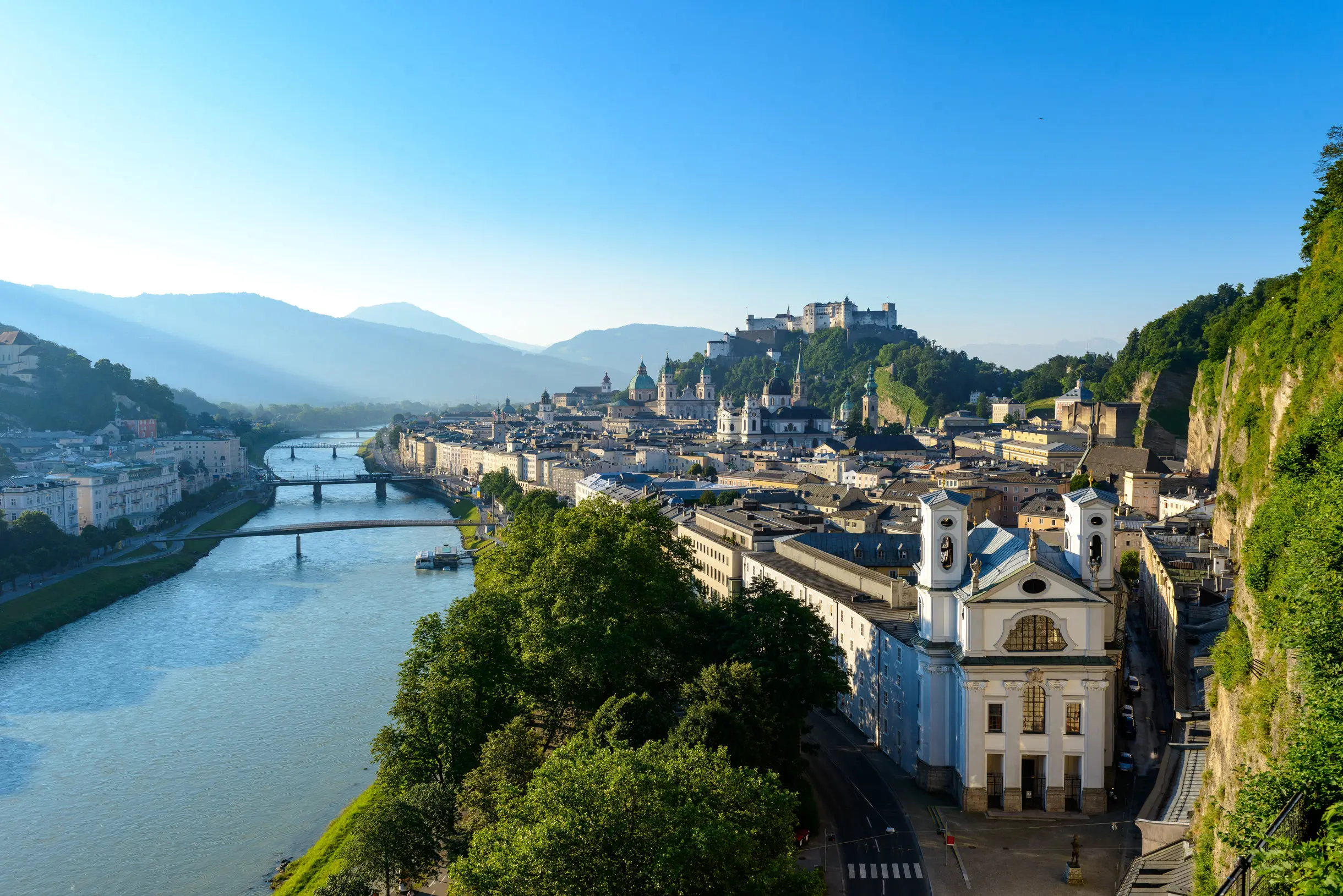 Klassenfahrt Salzburg mit Blick auf die Salzach und die Alpen