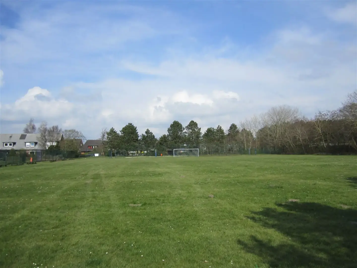 Klassenfahrt St. Peter-Ording - große grüne Wiese und Fußballtor