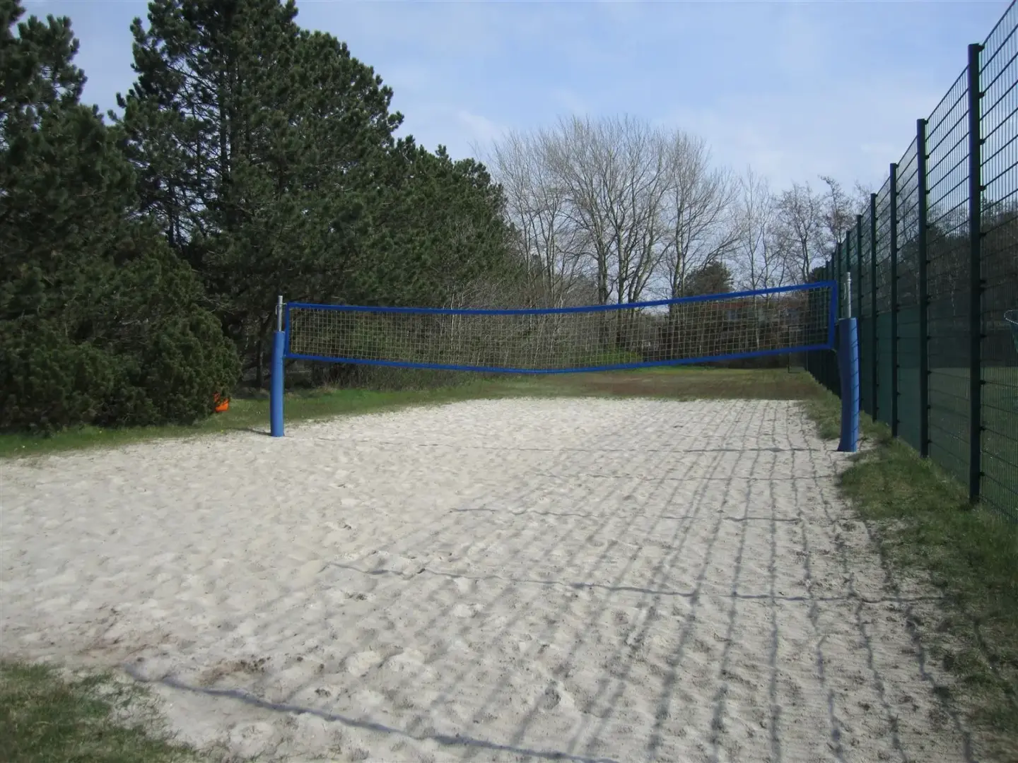 Klassenfahrt St. Peter-Ording - Beachvolleyballfeld mit blauem Netz