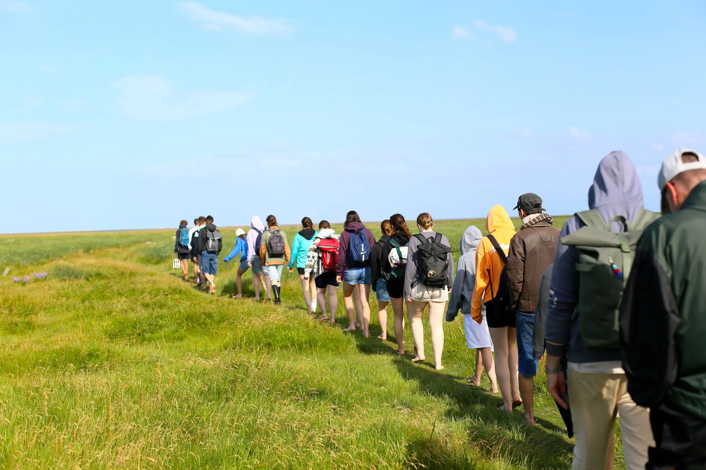 Klassenfahrt St.-Peter-Ording - Eine Jugendgruppe während der Wanderung durch die Salzwiesen