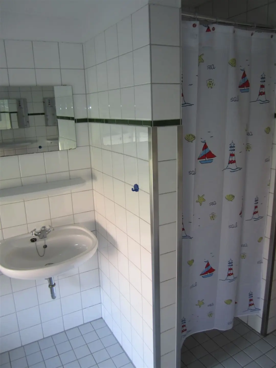 Klassenfahrt St. Peter-Ording - Bad mit Dusche und Waschbecken