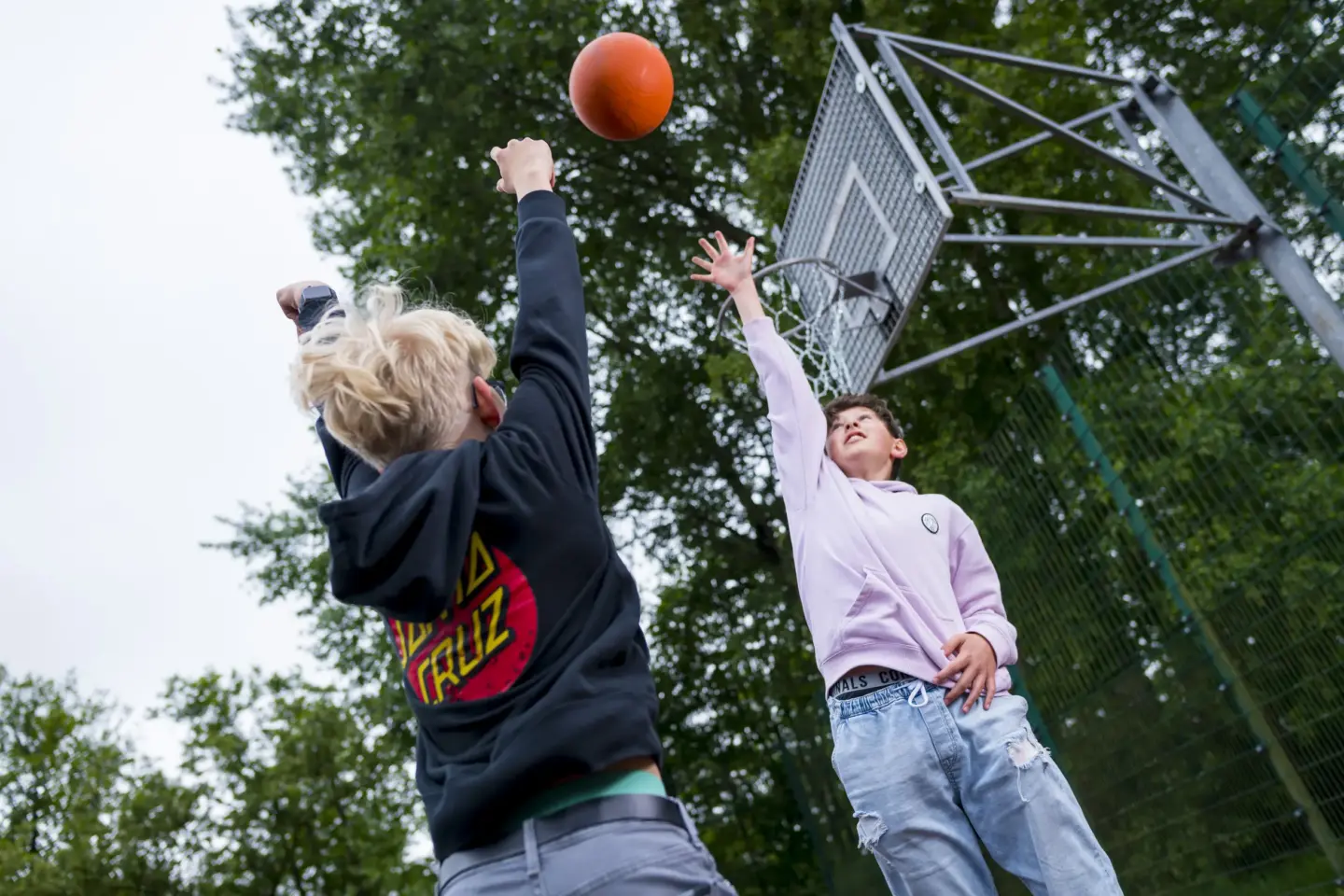 Klassenfahrt St. Peter-Ording - zwei Jungs spielen Basketball
