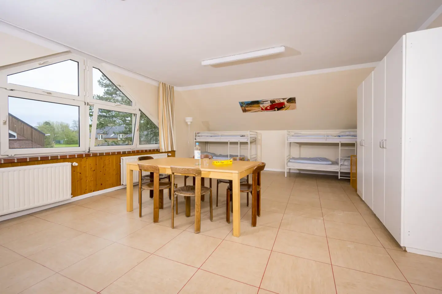 Klassenfahrt St. Peter-Ording - großes Zimmer mit Doppelstockbetten, Schränken und großem Fenster