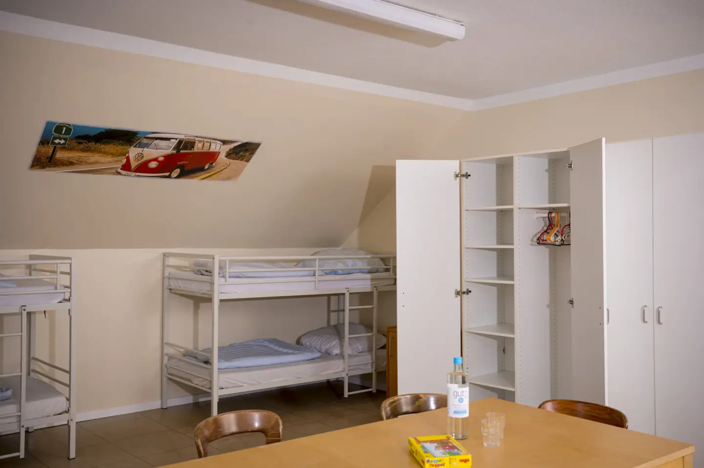 Klassenfahrt St. Peter-Ording - großes Zimmer mit Doppelstockbetten und Schränken