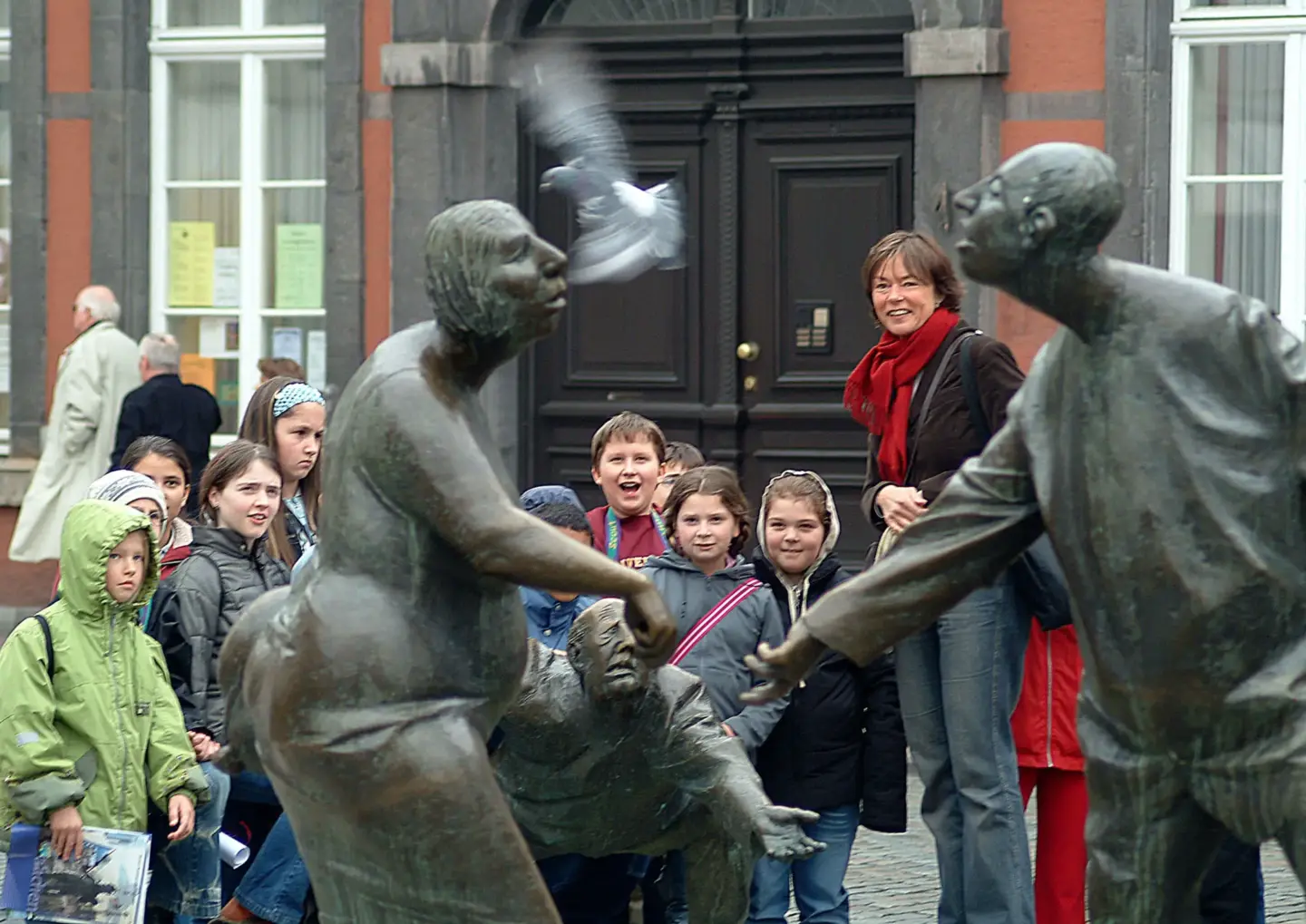 Klassenfahrt Aachen - Plastik Kreislauf des Geldes mit Kindern