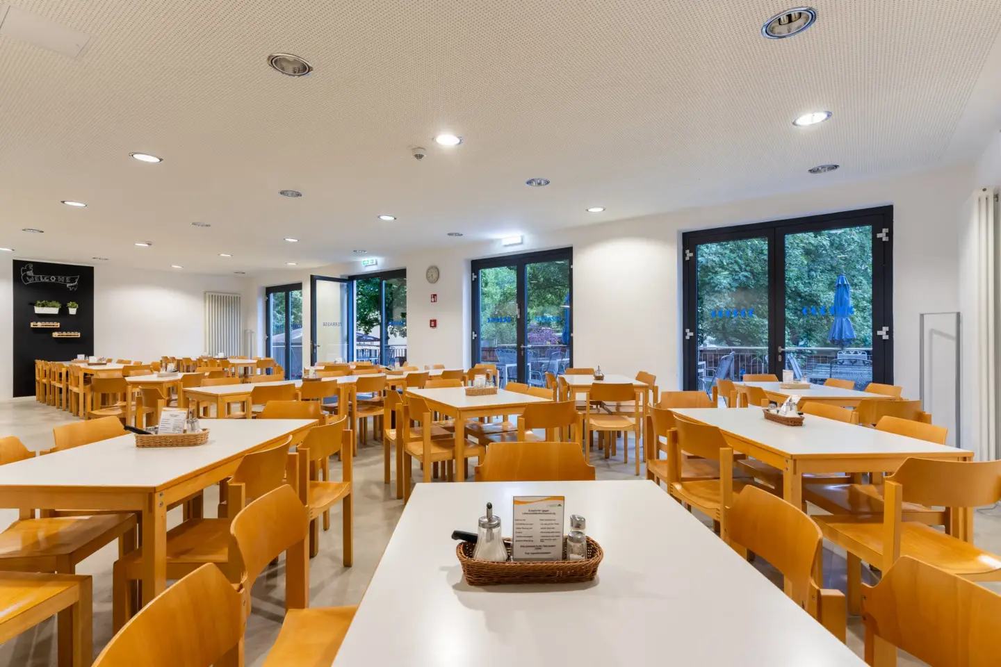 Klassenfahrt Potsdam - Speisesaal mit Tischen und Stühlen