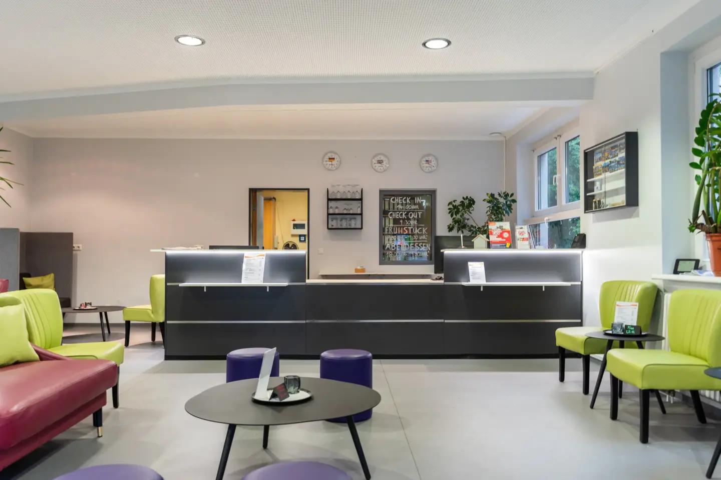 Klassenfahrt Potsdam - Rezeption mit Tresen und Aufenthaltsbereich