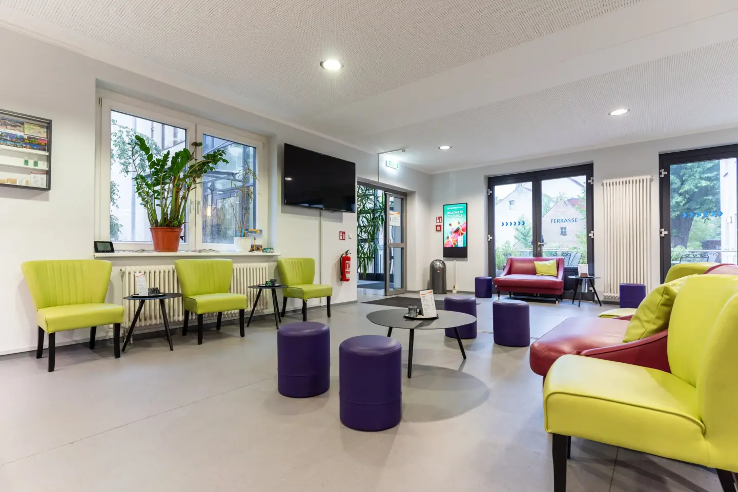 Klassenfahrt Potsdam - Aufenthaltsbereich mit Sofas und Sessel
