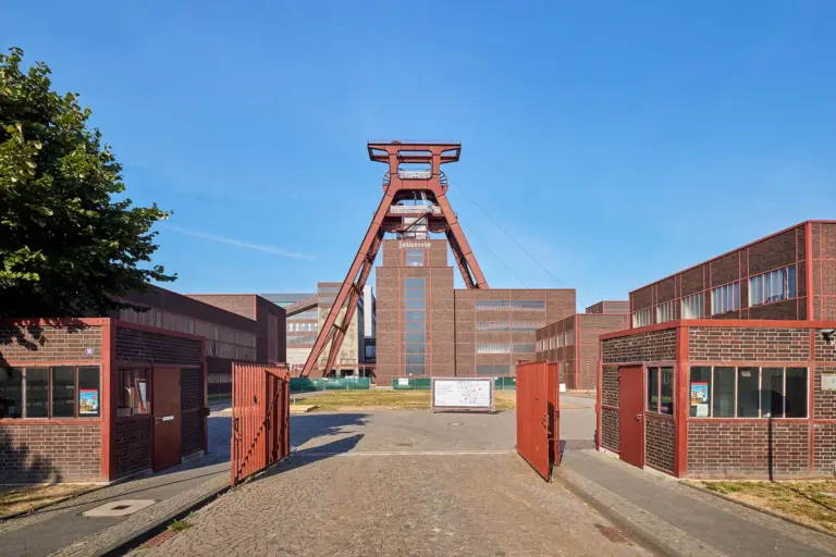 Klassenfahrt Duisburg - Der grüne Landschaftspark mit seinen alten Hochöfen aus der Luft gesehen.