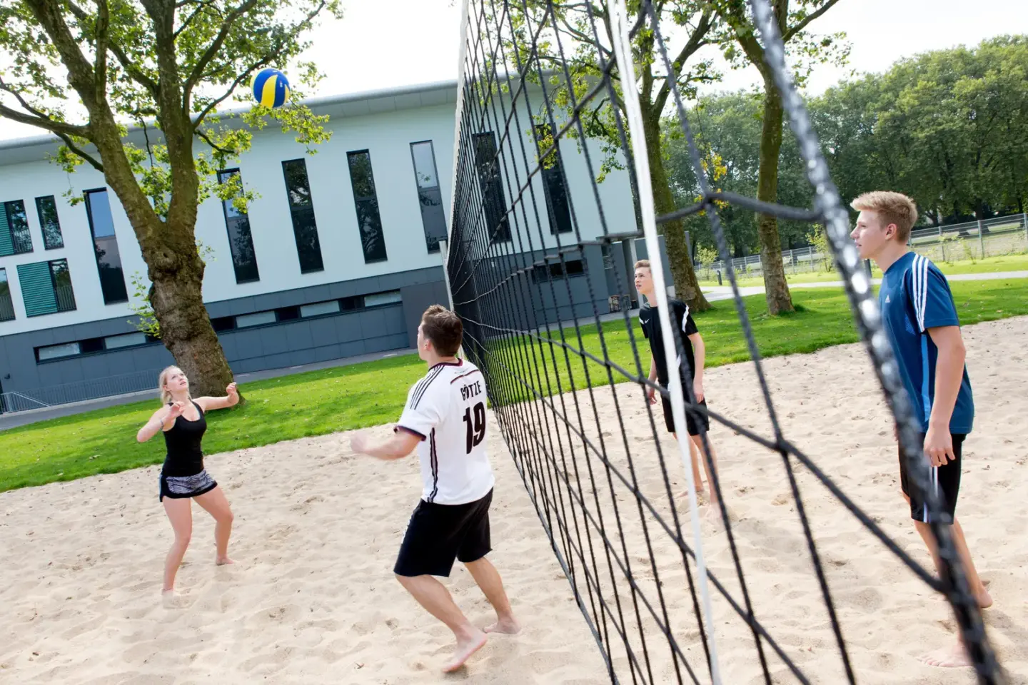 Klassenfahrt Duisburg - vier Personen spielen Beachvolleyball