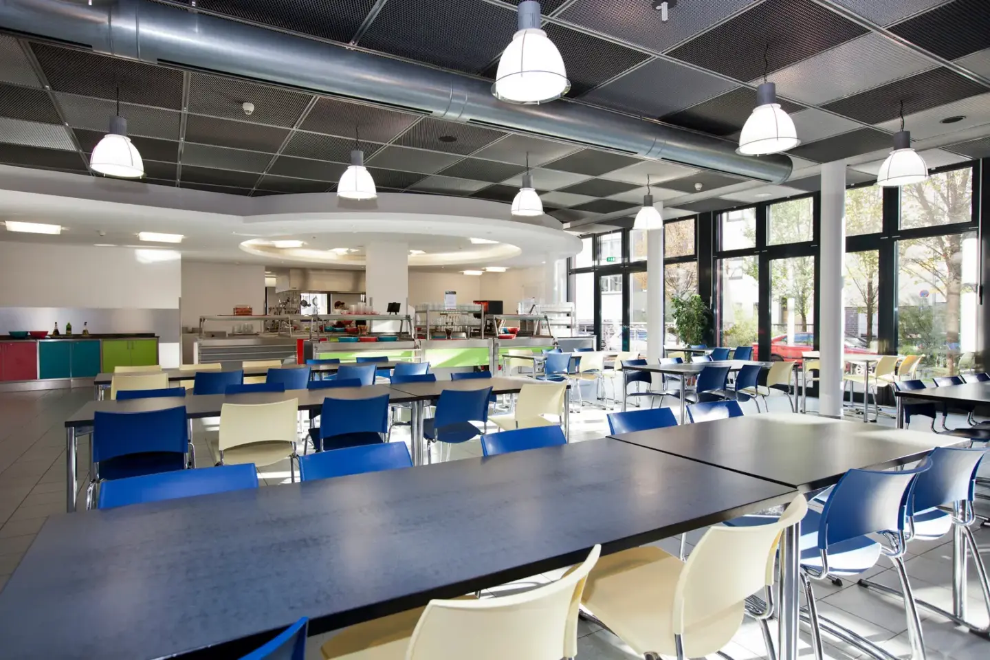 Klassenfahrt Köln - Speisesaal mit Tischen und Stühlen