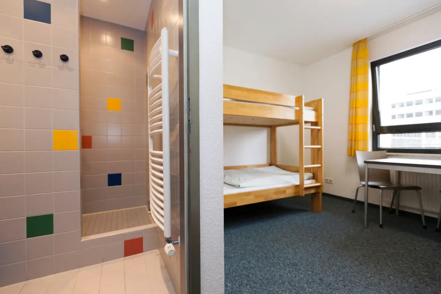 Klassenfahrt Köln - Mehrbettzimmer mit Blick ins Badezimmer