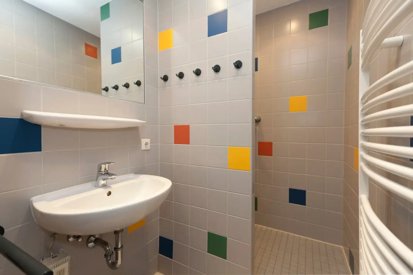 Klassenfahrt Köln - Badezimmer mit Waschbecken und Dusche
