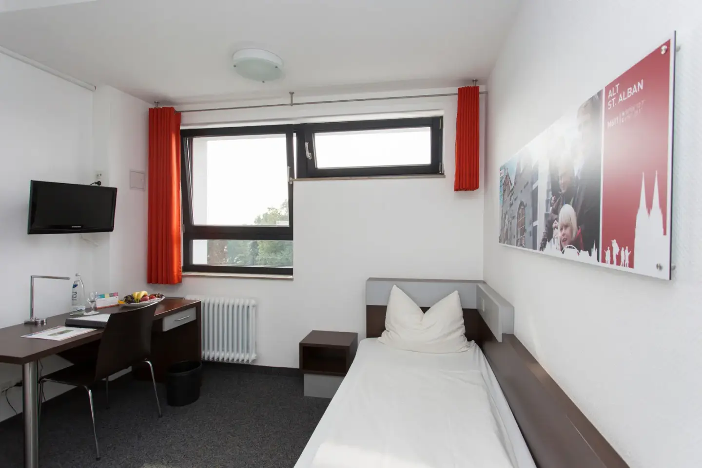 Klassenfahrt Köln - Zimmer mit Einzelbett, Schreibtisch und TV