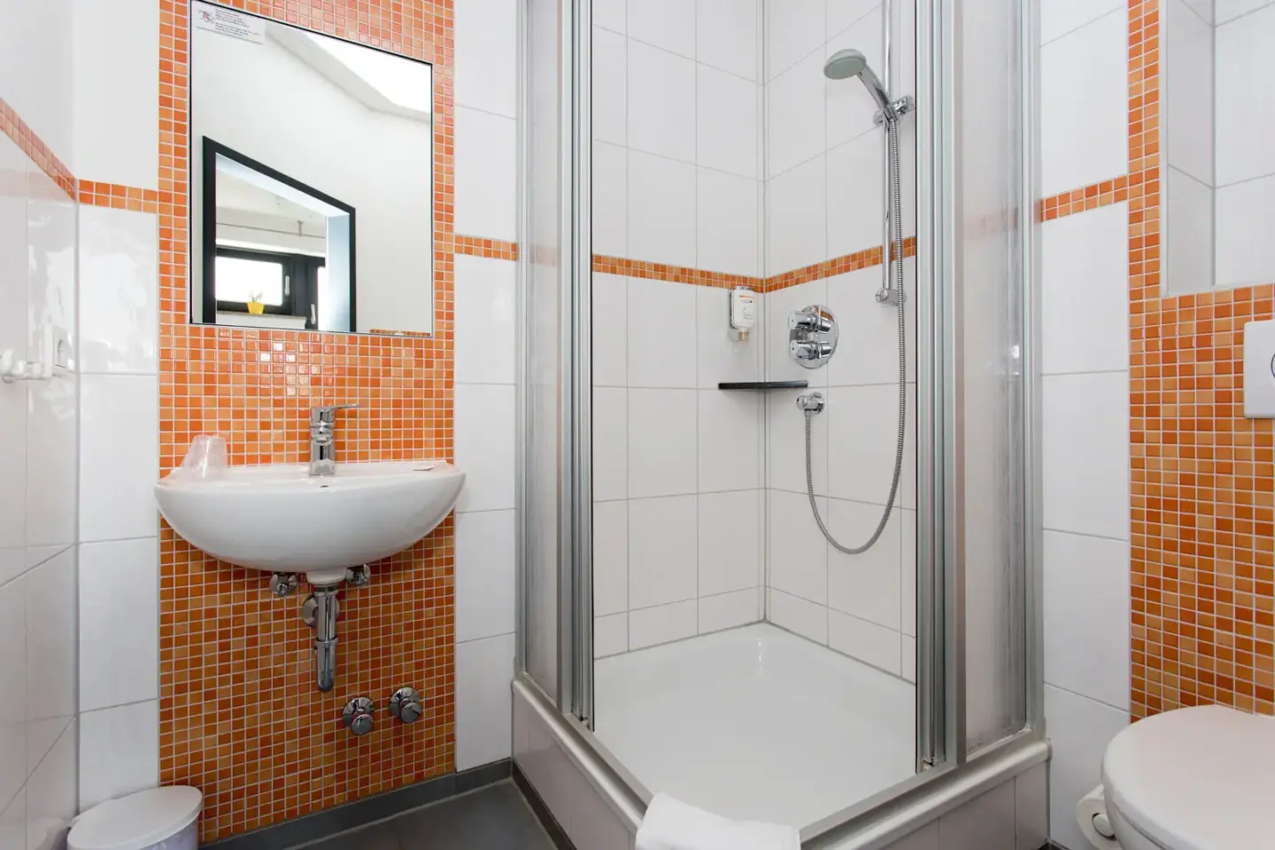 Klassenfahrt Köln - Badezimmer mit Waschbecken, Dusche und WC