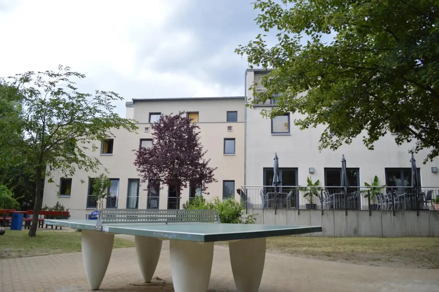Klassenfahrt Potsdam - Außenbereich mit Tischtennisplatte