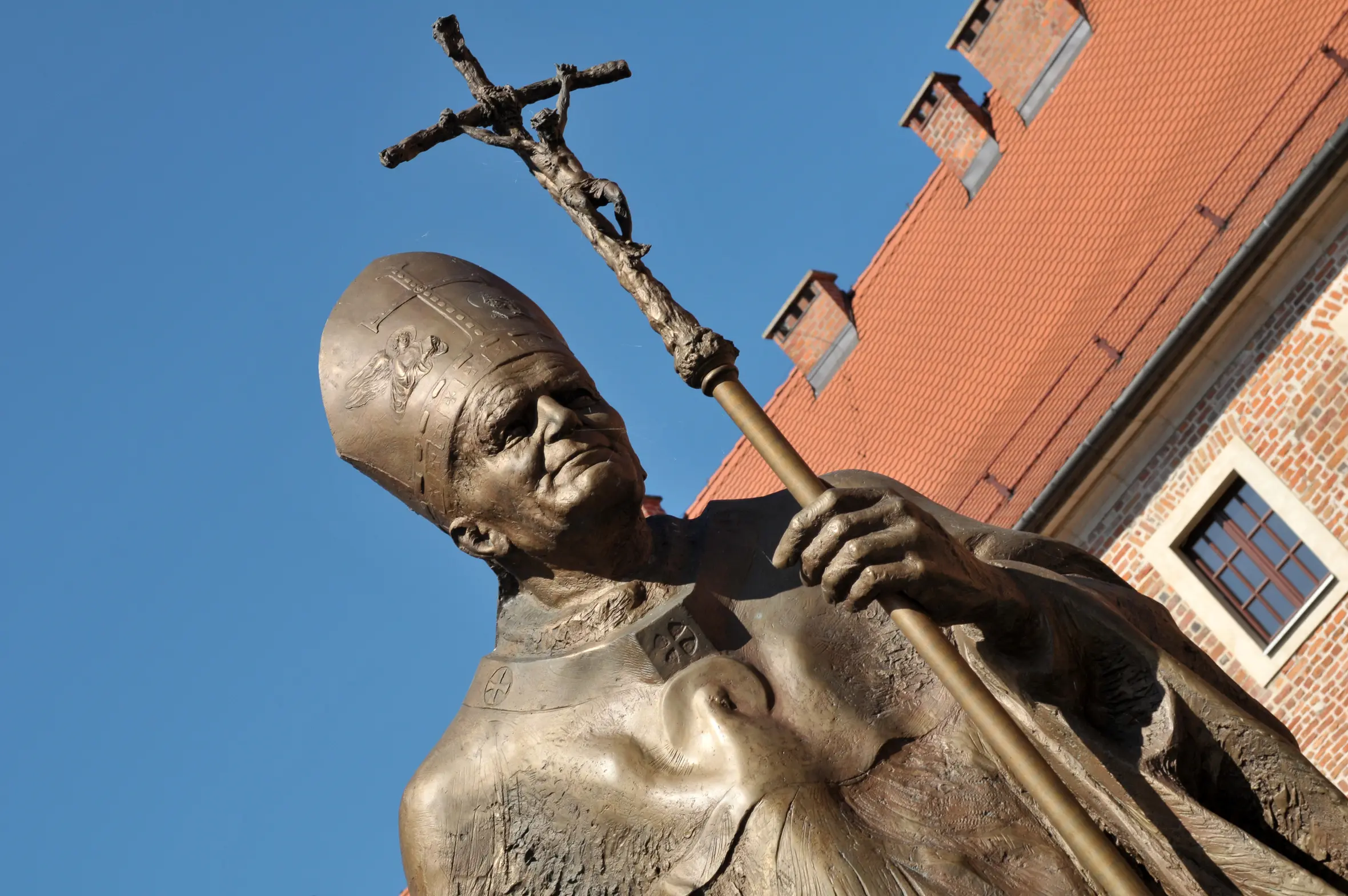 Klassenfahrt Krakau - Denkmal Johannes Paul II. vor blauem Himmel