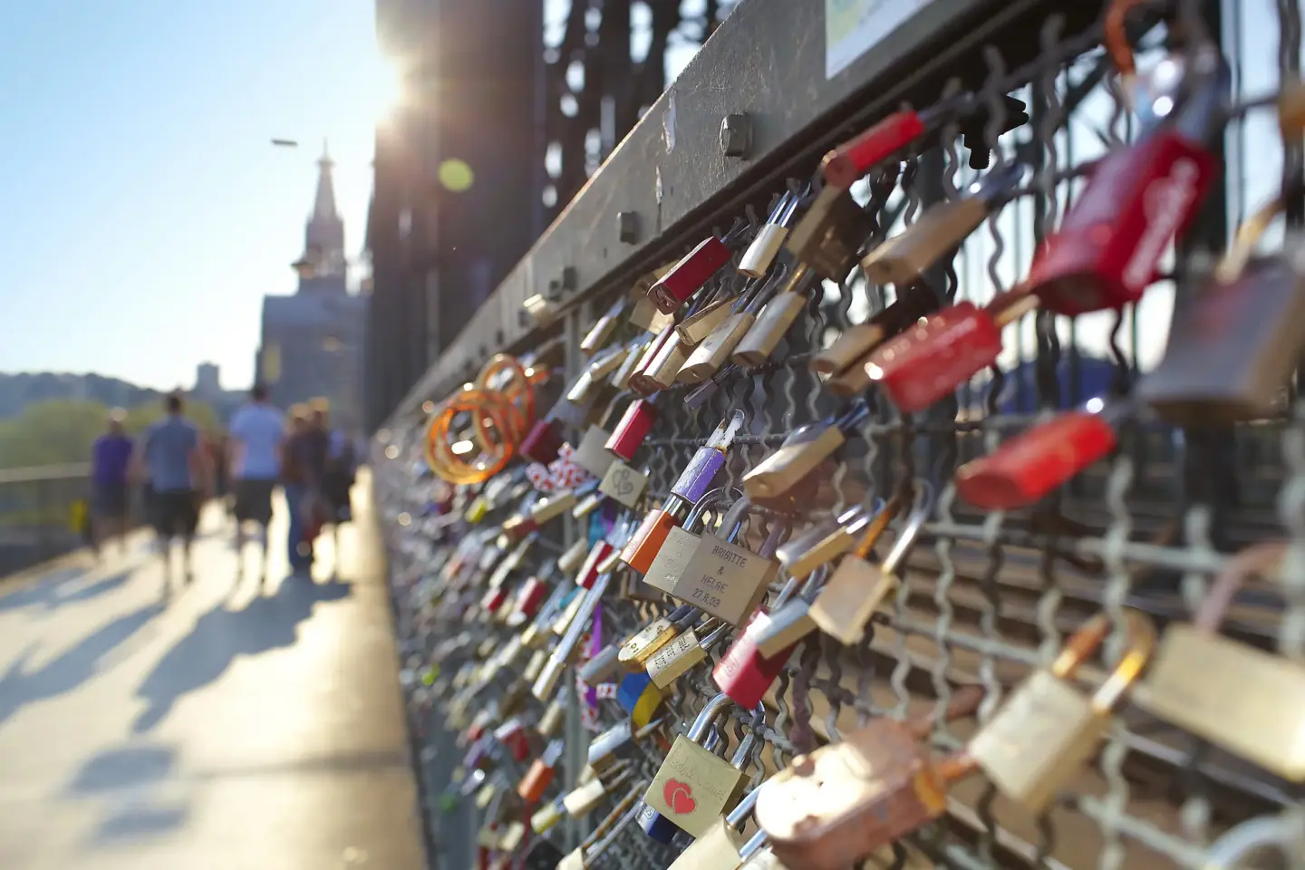 Klassenfahrt Köln - Zahlreiche Liebesschlösser an der Deutzer Brücke.