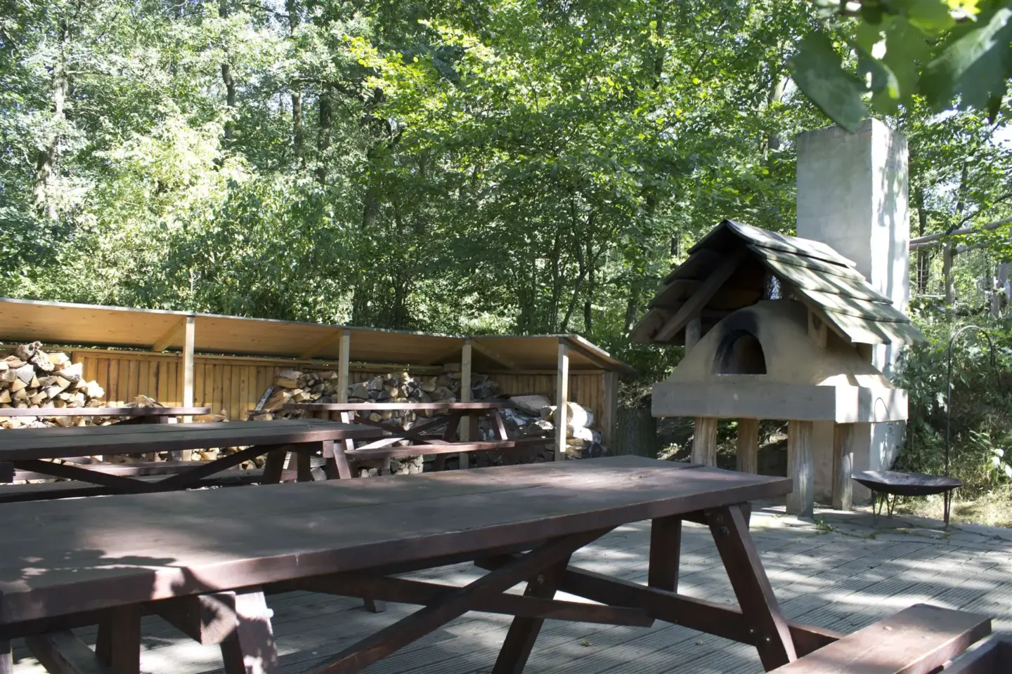 Klassenfahrt Grethen - Steinofen, Holzstapel und Holztische