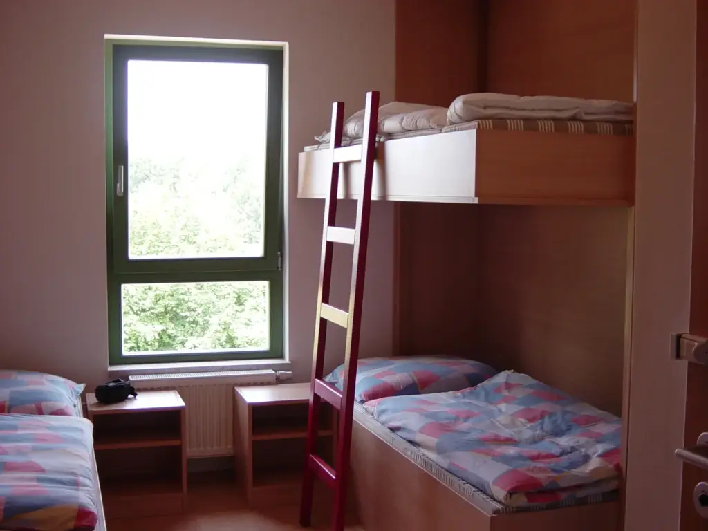 Klassenfahrt Grethen - Mehrbettzimmer mit Einzelbetten und Hochbett