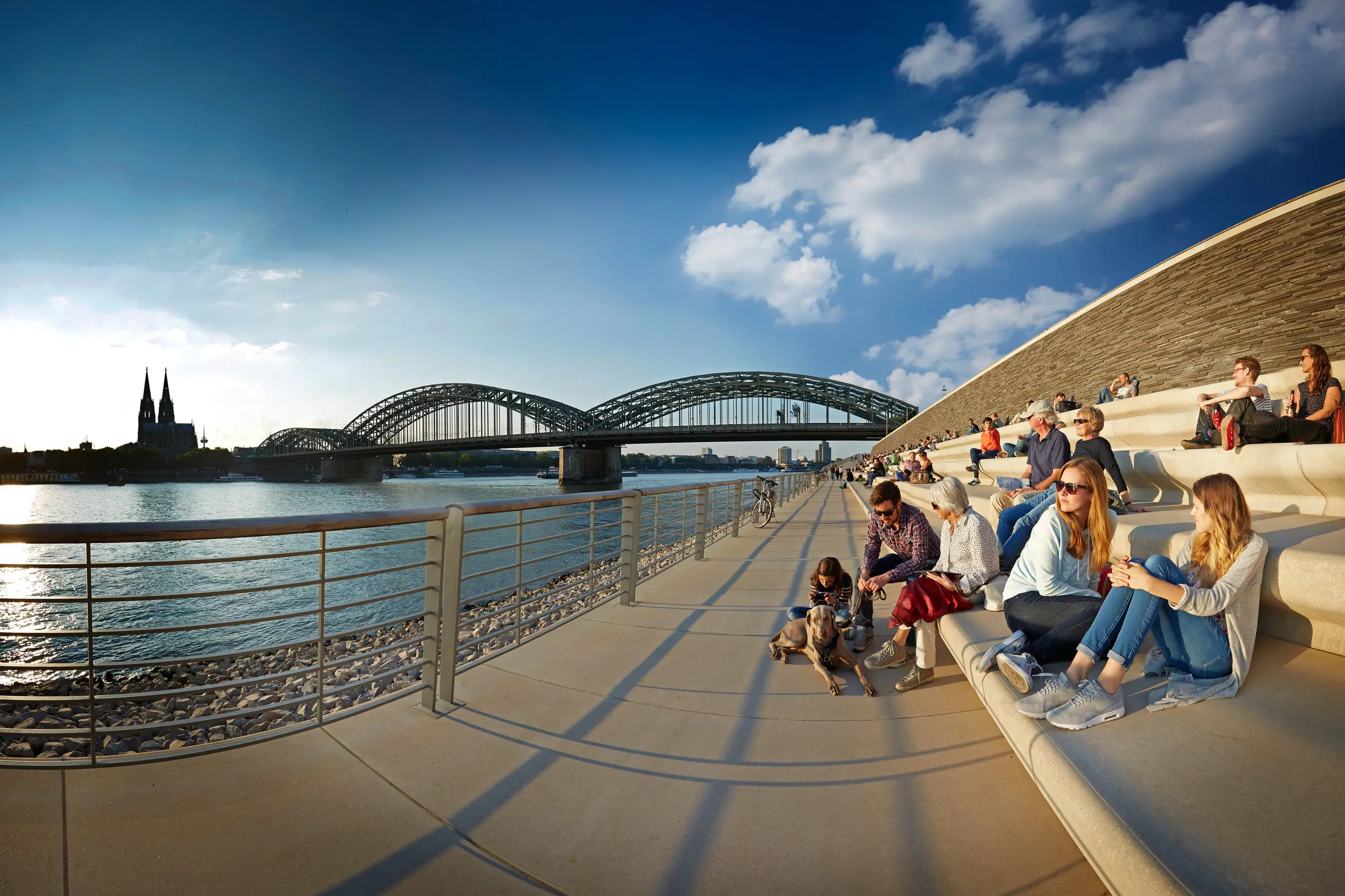 Klassenfahrt Köln - Menschen am Rhein im Sonnenschein