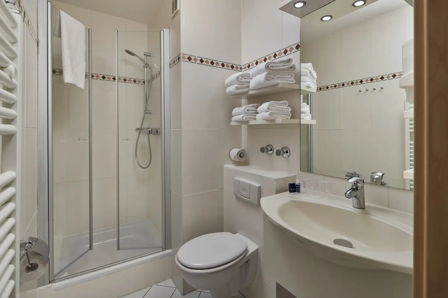 Klassenfahrt Weissenhäuser Strand - Bad mit Dusche, WC und Waschbecken