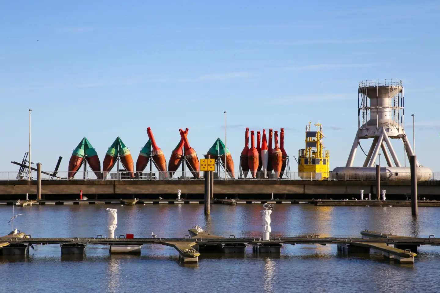 Klassenfahrt Cuxhaven - Hafen mit Wasser und Bojen auf der Mole