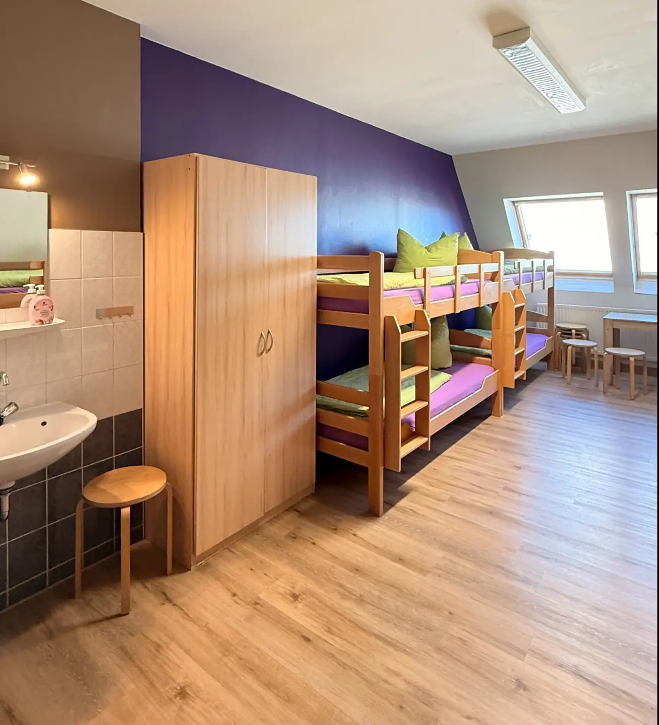 Klassenfahrt Eibenstock - Mehrbettzimmer mit zwei Doppelstockbetten, Schrank und Waschecke