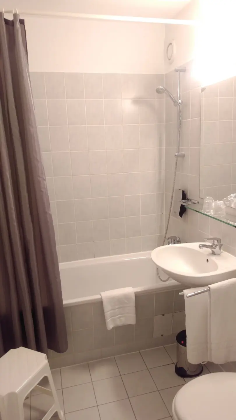 Klassenfahrt Berlin - Badezimmer mit Badewanne und Waschbecken