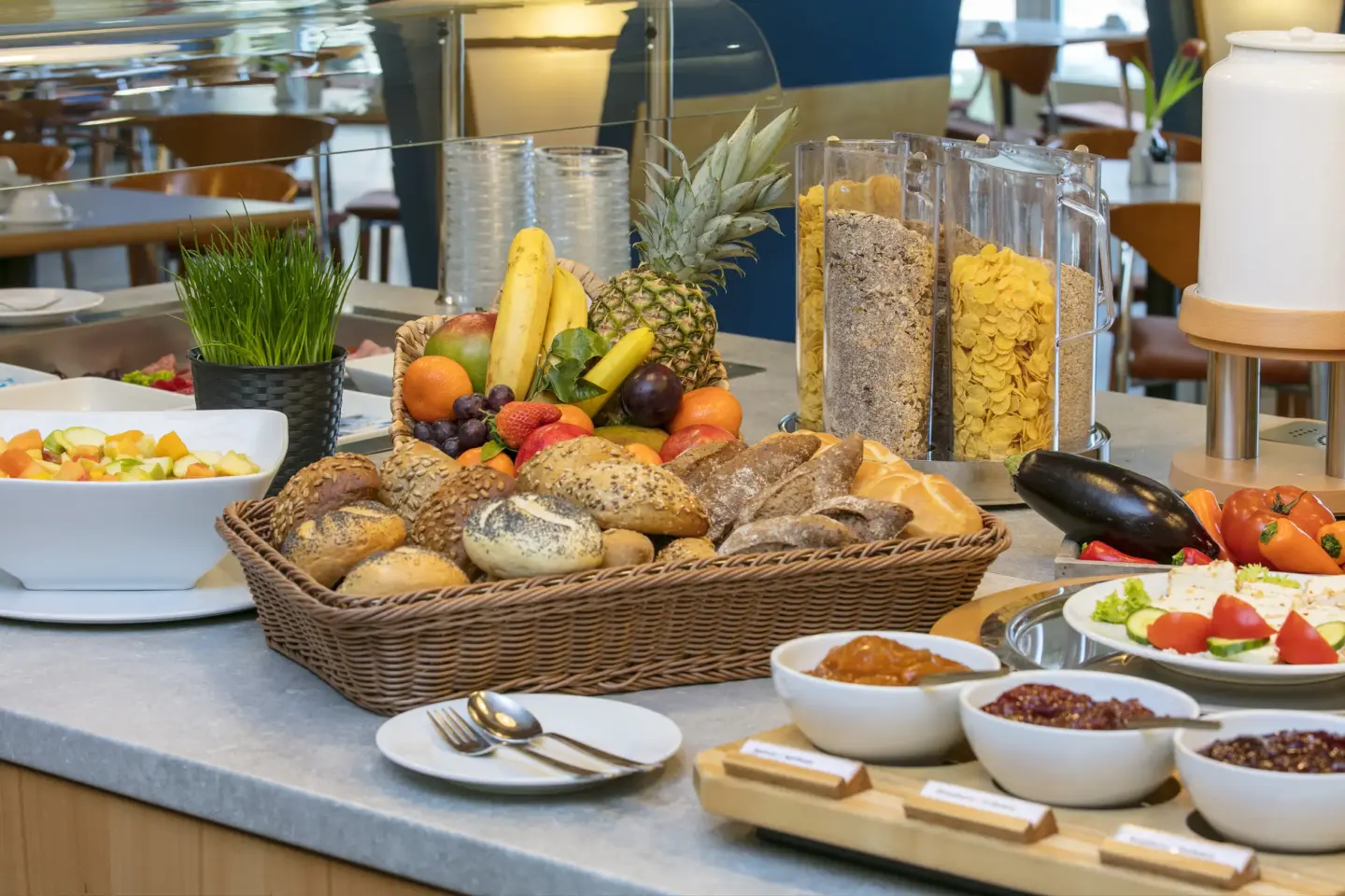Klassenfahrt Berlin - Frühstücksbuffet mit Brötchen, Marmelade, Müsli und Obst