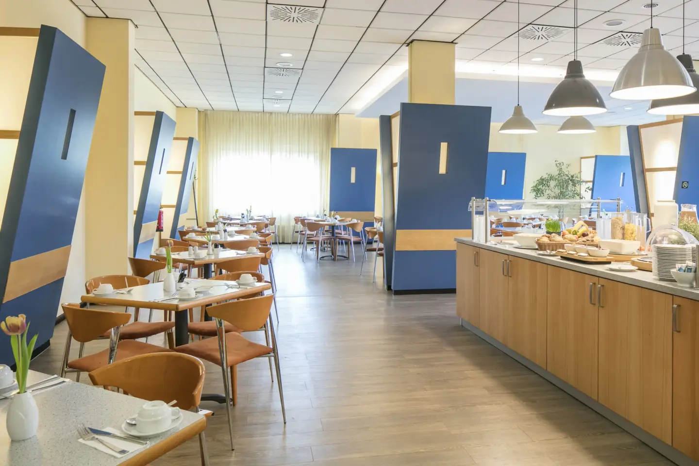 Klassenfahrt Berlin - Frühstücksraum mit Buffet und Tischen und Stühlen