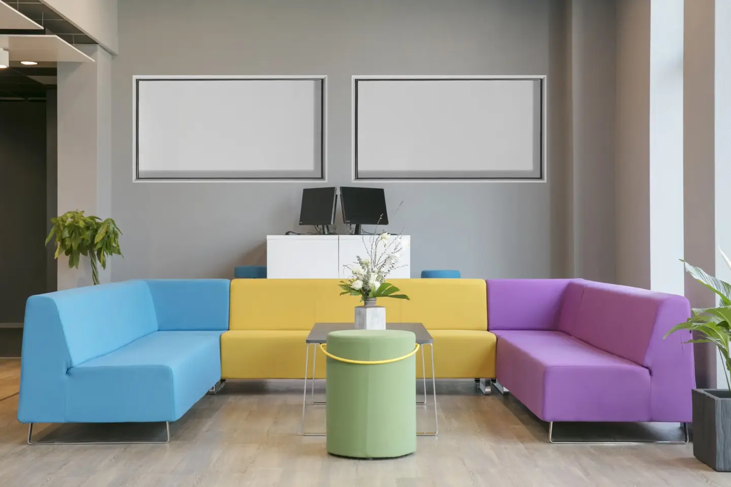 Klassenfahrt Berlin - Lobby mit bunten Sofas