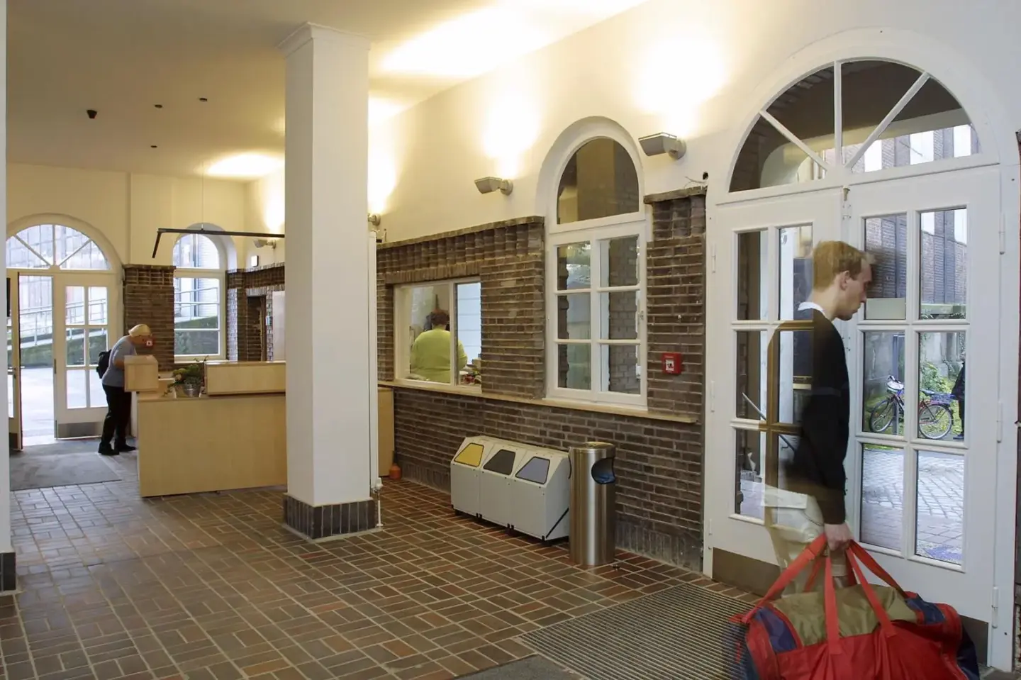 Klassenfahrt Duisburg - Eingangsbereich der Jugendherberge mit Rezeption