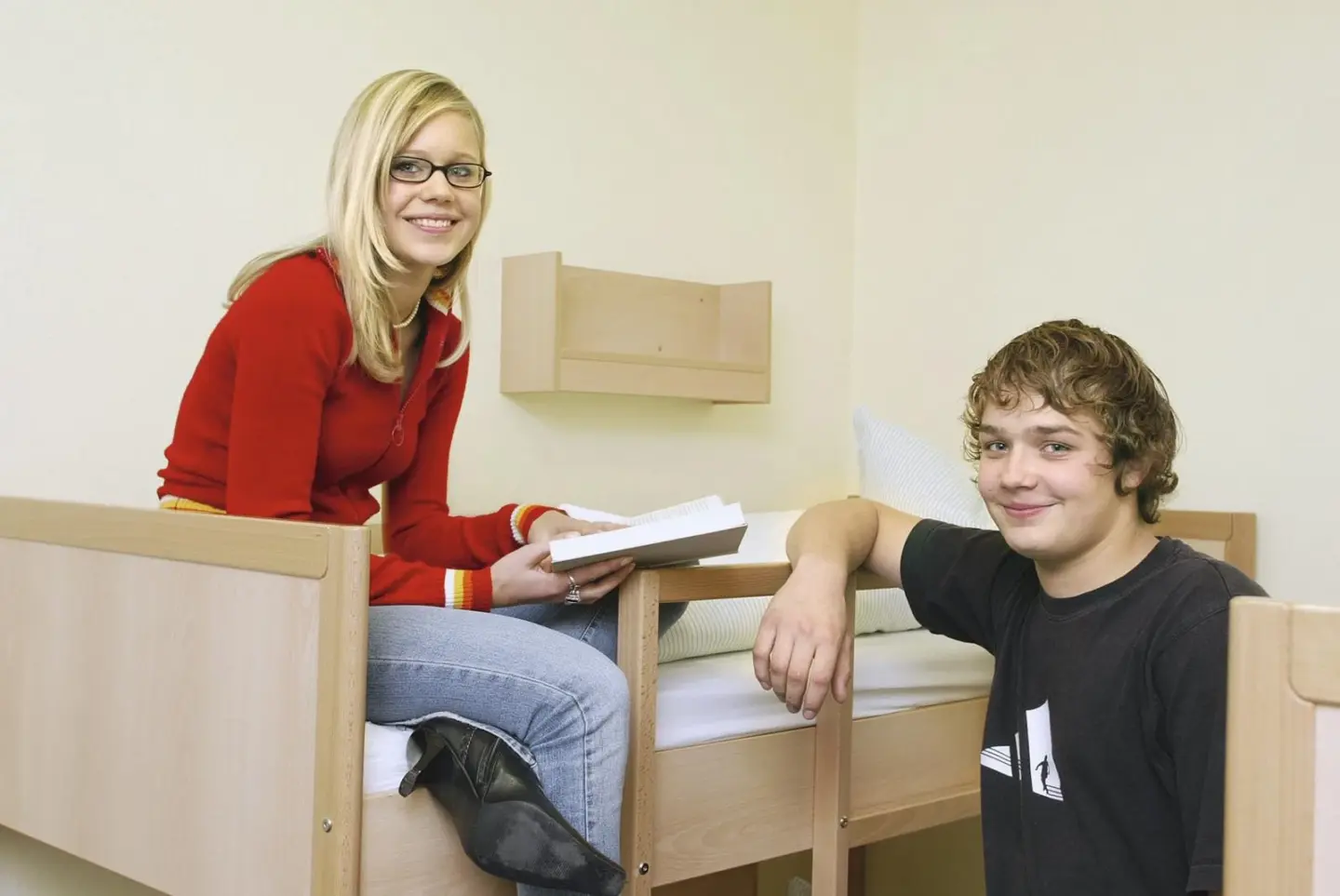 Klassenfahrt Duisburg - zwei Personen befinden sich im Mehrbettzimmer