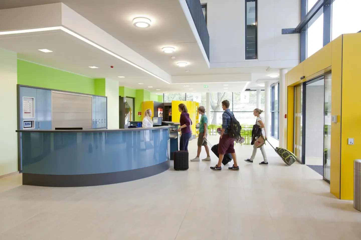 Klassenfahrt Duisburg - Personen mit Koffer an der Rezeption