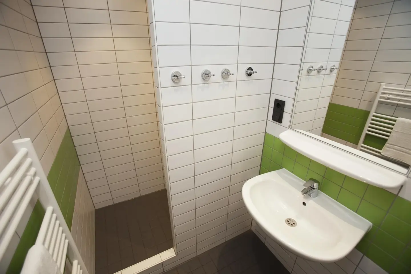 Klassenfahrt Duisburg - Badezimmer mit Dusche und Waschbecken