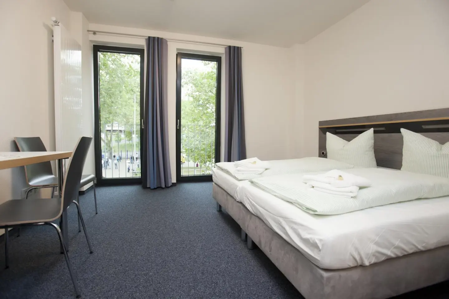 Klassenfahrt Duisburg - Zweibettzimmer mit großem Doppelbett