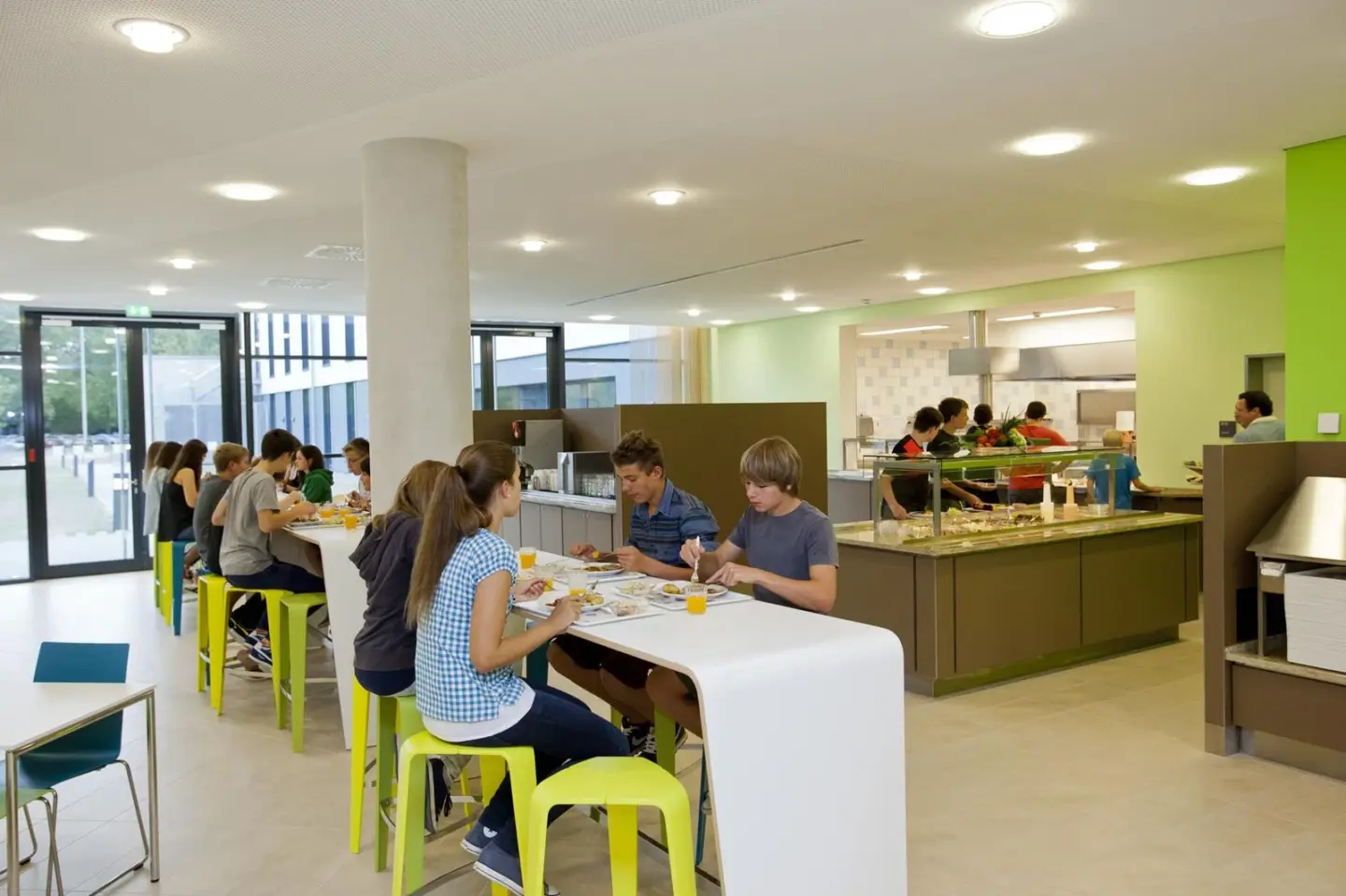 Klassenfahrt Duisburg - essende Personen im Speisesaal mit Frühstücksbuffet