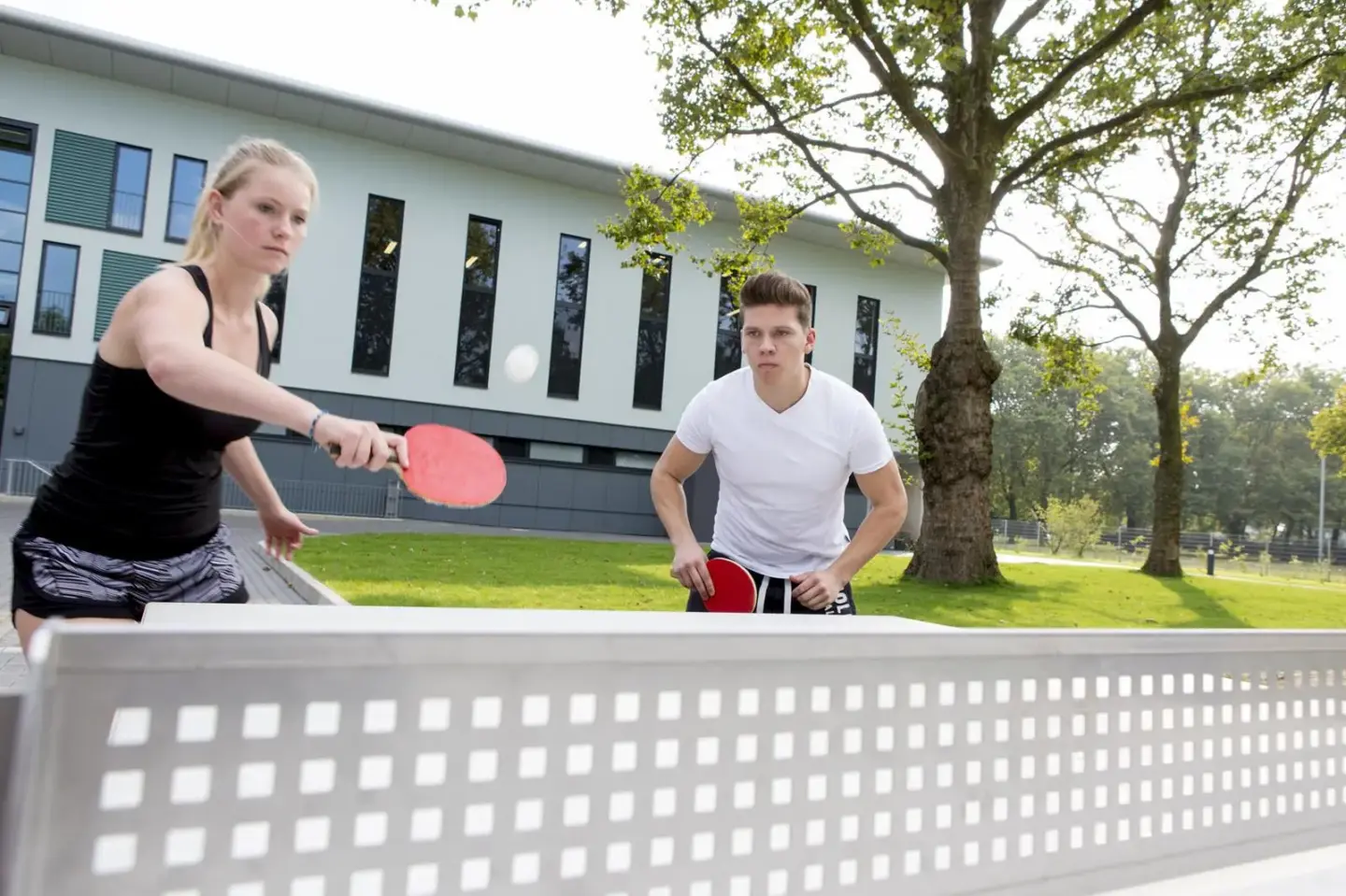 Klassenfahrt Duisburg - zwei Personen spielen Tischtennis