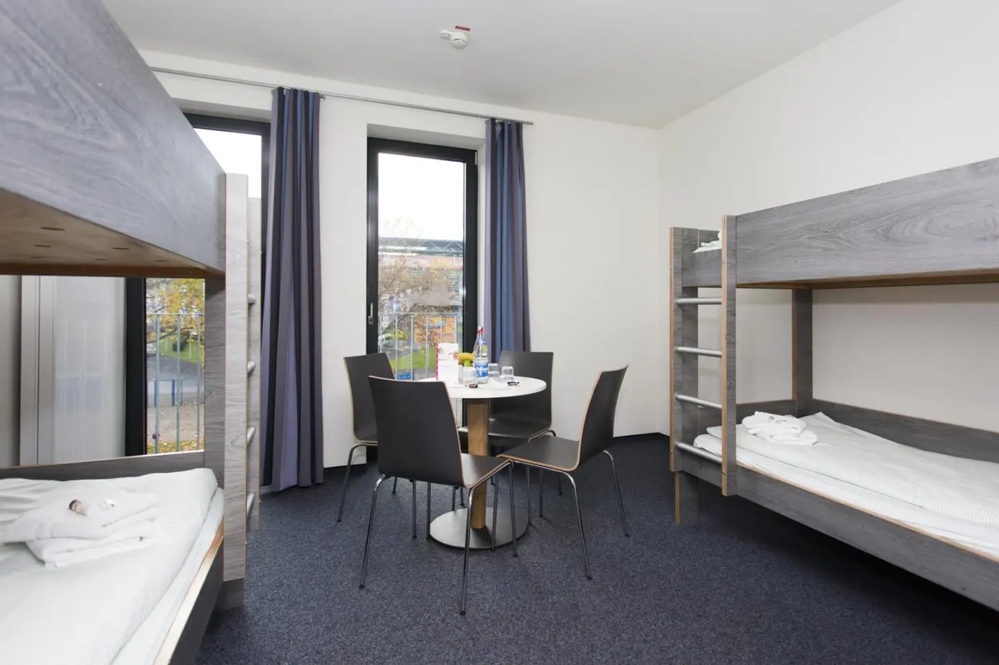 Klassenfahrt Duisburg - Mehrbettzimmer mit zwei Doppelstockbetten