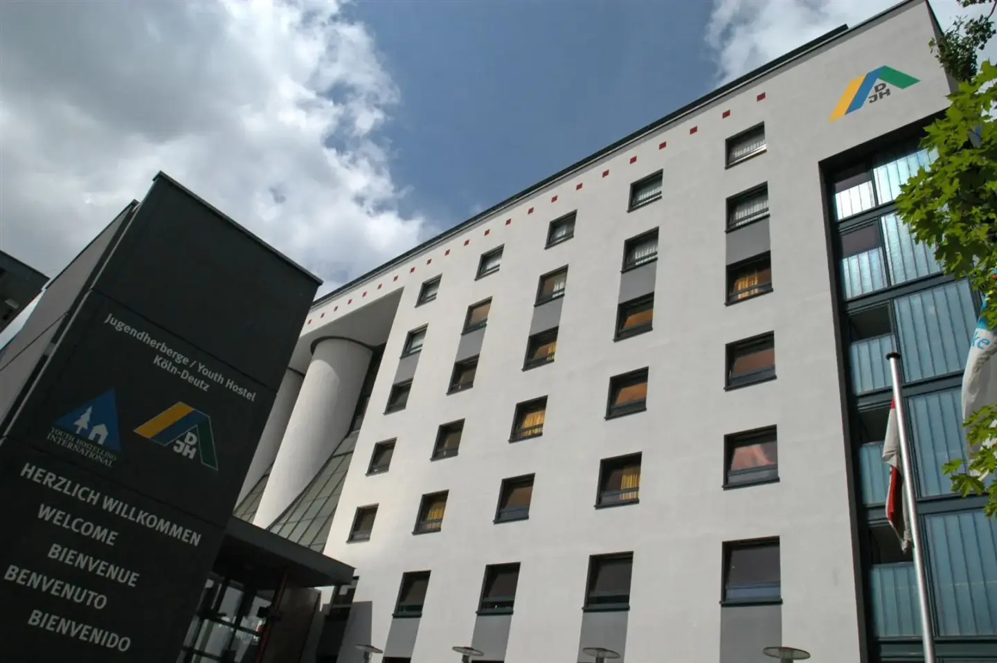 Klassenfahrt Köln - Außenansicht der Jugendherberge