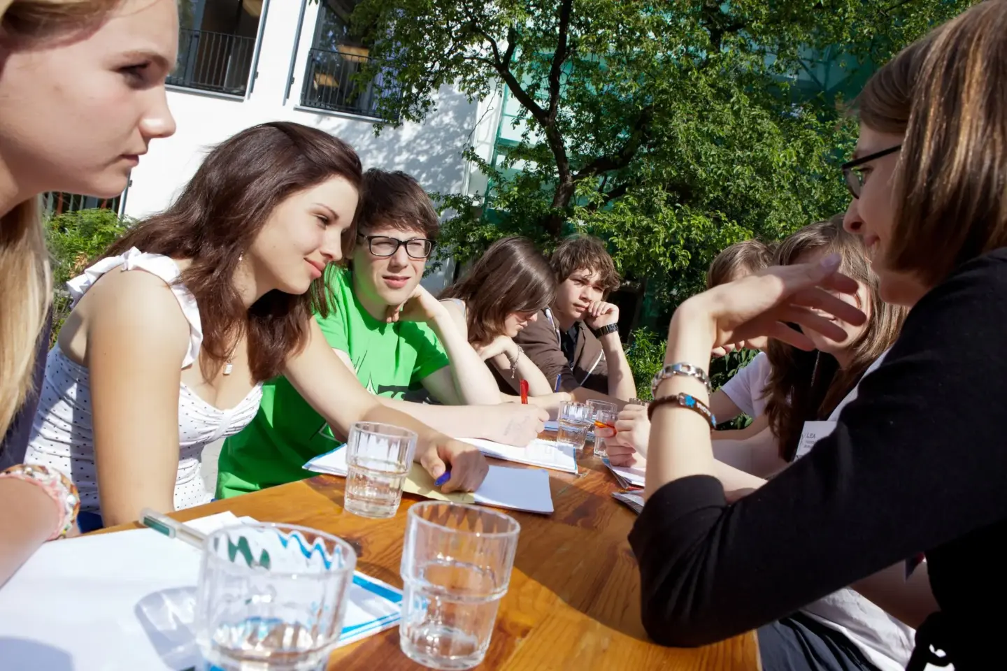 Klassenfahrt Köln - junge Menschen im Sonnenschein vor der Jugendherberge