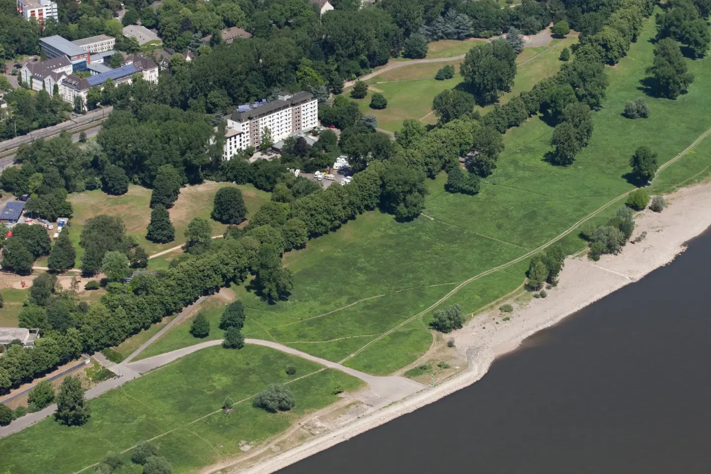 Klassenfahrt Köln - Vogelperspektive der Jugendherberge mit dem Rhein