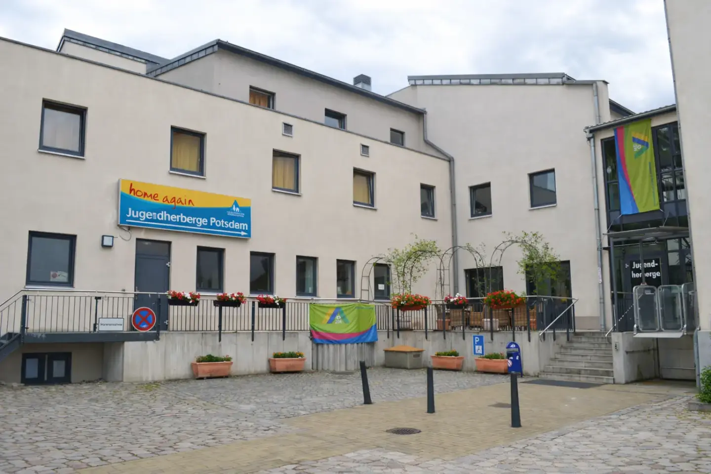Klassenfahrt Potsdam - Außenansicht mit Eingang