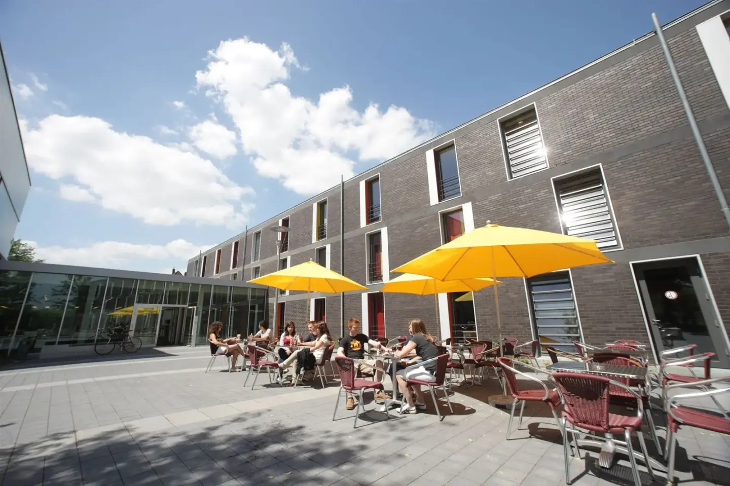 Klassenfahrt Düsseldorf - Terrasse mit Sonnenschirmen und Sitzmöglichkeiten